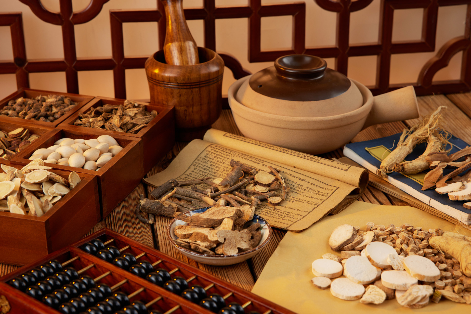 摄图网_507732127_banner_桌子上的中药和砂锅（企业商用）.jpg