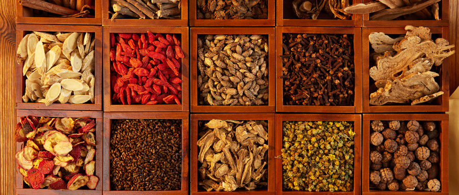 1722063570139614.jpg 摄图网_507732111_木质盒子摆放整齐的各类中草药(企业商用).jpg