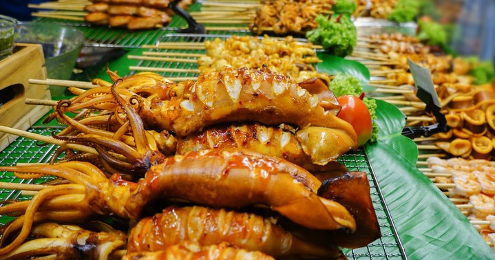 1723100967177360.jpg 摄图网_507744959_曼谷水上集市特色美食小吃(企业商用).jpg