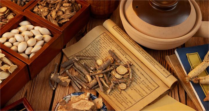 1723196651572840.jpg 摄图网_507732126_桌子上的中药和砂锅(企业商用).jpg