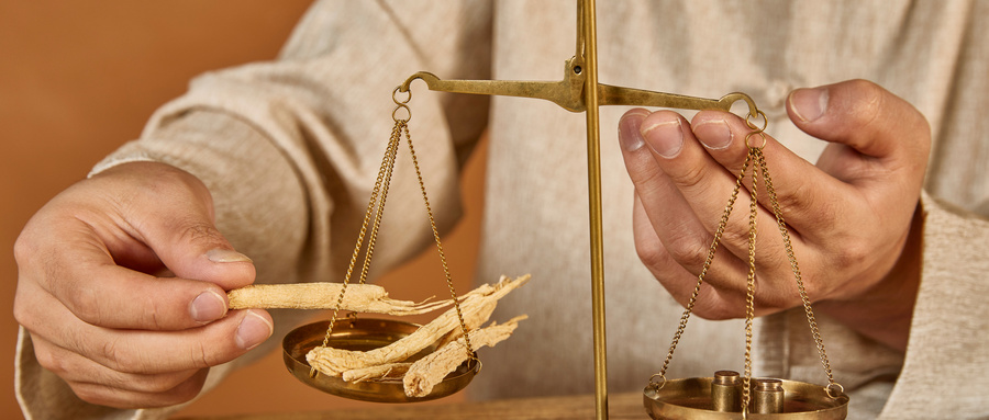 1723196908101779.jpg 摄图网_501674741_中医医师调配中药(企业商用).jpg