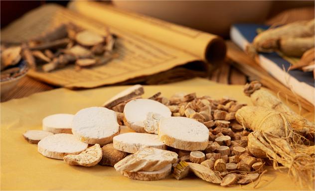 1723703629138230.jpg 摄图网_507732133_黄牛皮纸上摆放的白芷(企业商用).jpg