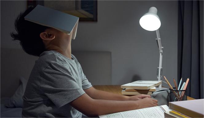 1723705271168698.jpg 摄图网_507721222_书房里疲惫学习的小学生形象(企业商用).jpg