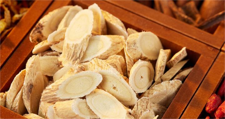 1723713958157129.jpg 摄图网_507732102_盒子里的中药材黄芪(企业商用).jpg