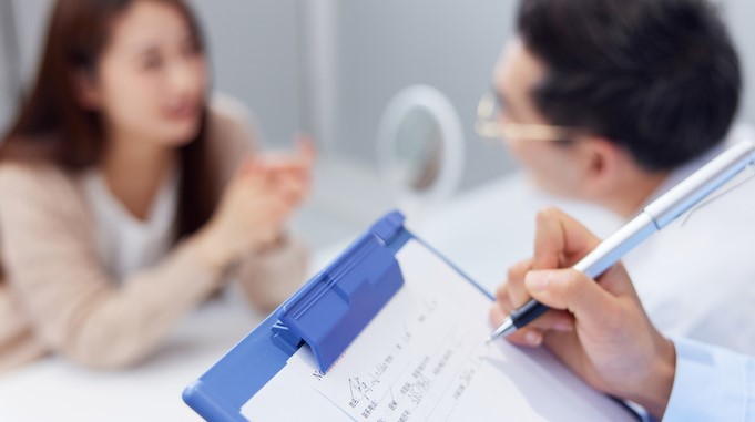 1723771761585033.jpg 摄图网_502355094_wx_女性到整形医院咨询问诊(企业商用).jpg